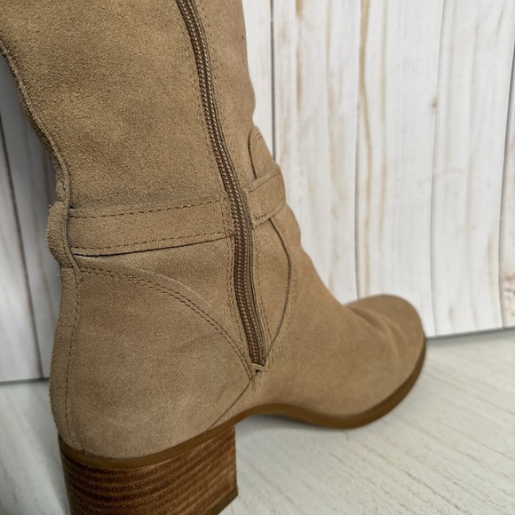 UGG Fashionable Fall Boots - Picture 4 of 12